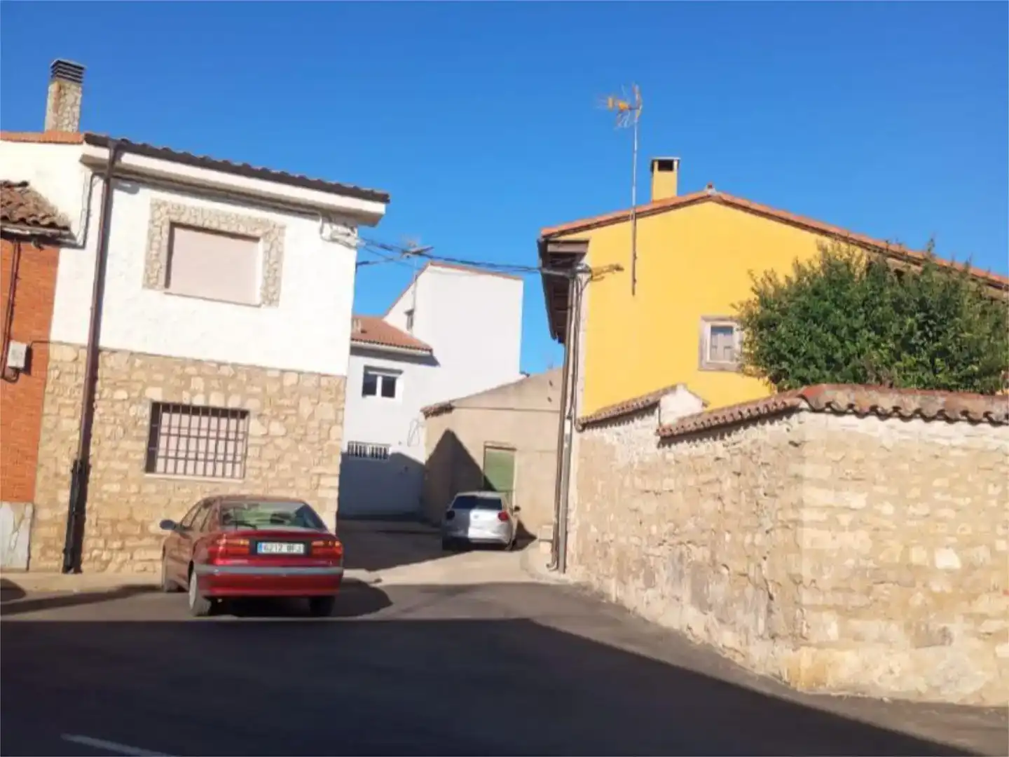 Vista exterior de Casa adosada en venda en Cubillas de Santa Marta amb Jardí privat, Traster i Moblat