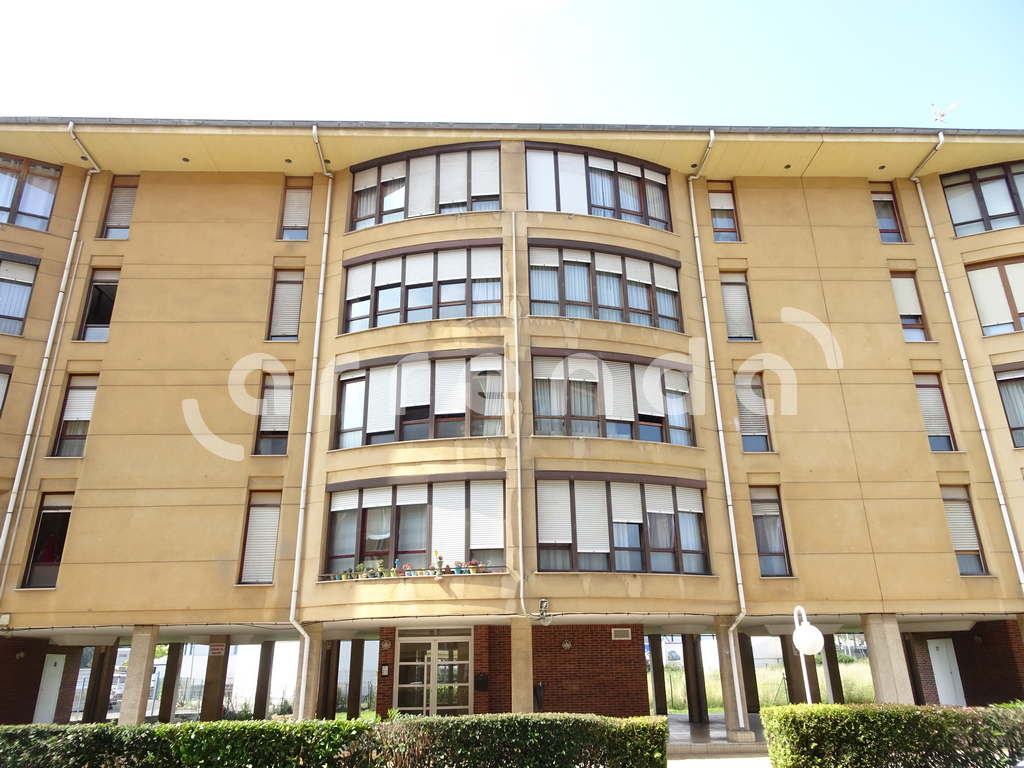 Vista exterior de Pis de lloguer en Santander amb Parquet, Moblat i Piscina comunitària