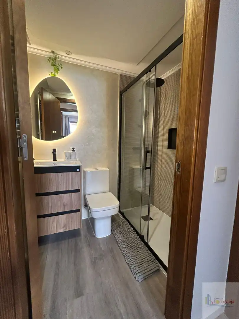 Bany de Apartament de lloguer en Torrevieja amb Aire condicionat, Calefacció i Terrassa