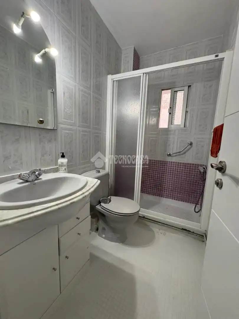Bany de Pis en venda en Getafe amb Calefacció, Parquet i Terrassa