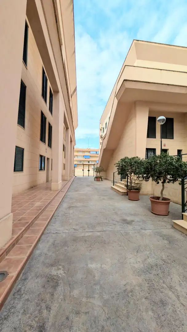 Vista exterior de Casa o xalet de lloguer en Santa Pola amb Aire condicionat, Calefacció i Jardí privat