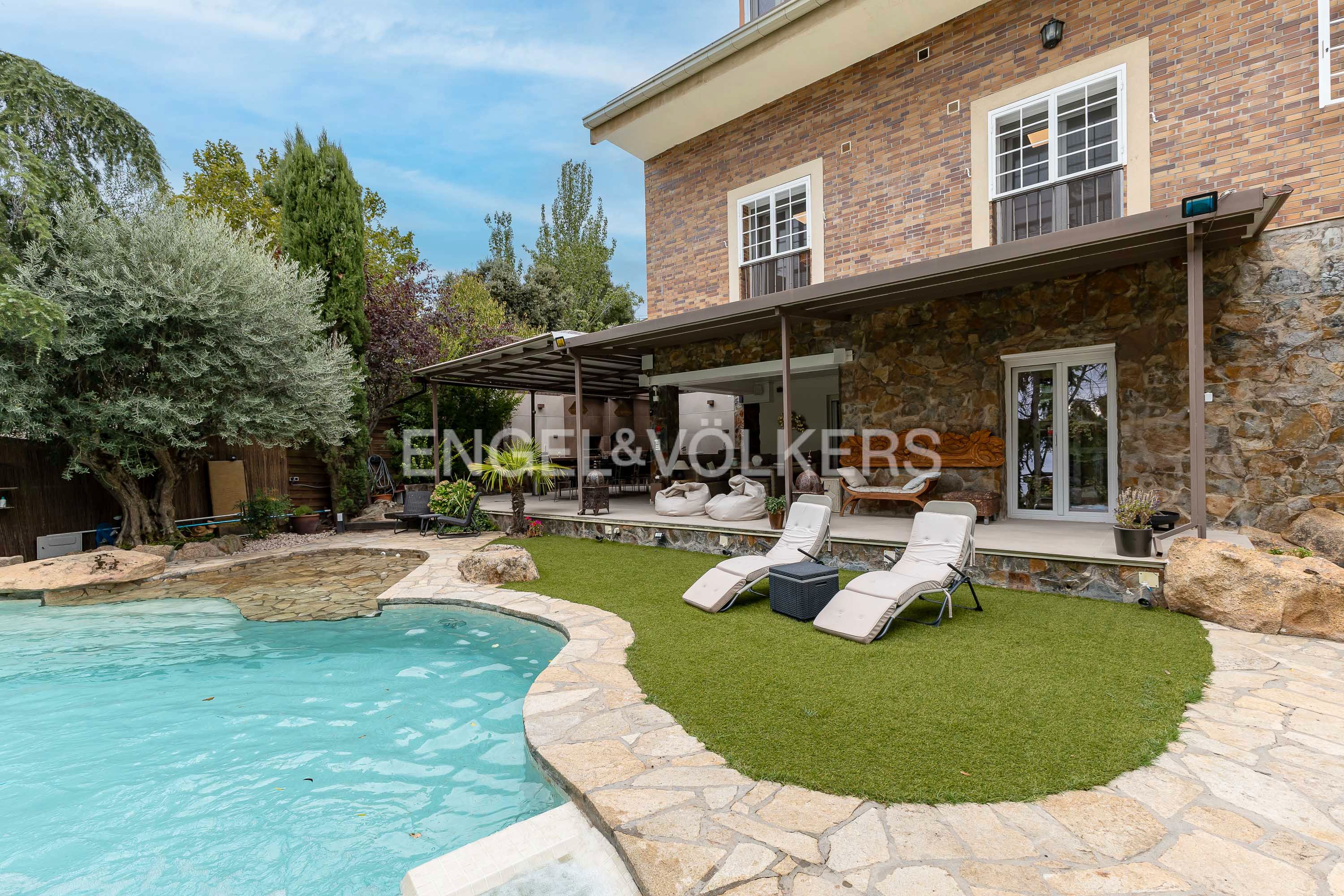 Swimming pool of House or chalet for sale in Valdemorillo  with Air Conditioner, Heating and Private garden