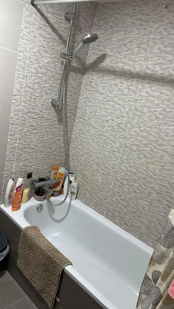Baño de Apartamento para compartir en L'Hospitalet de Llobregat con Calefacción, Amueblado y Horno