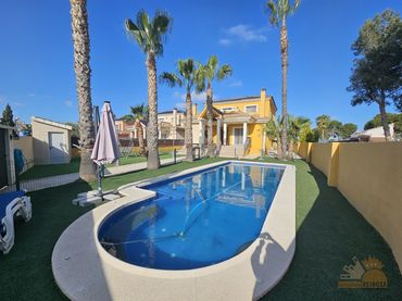 Xalet amb piscina en venda a La Alcayna