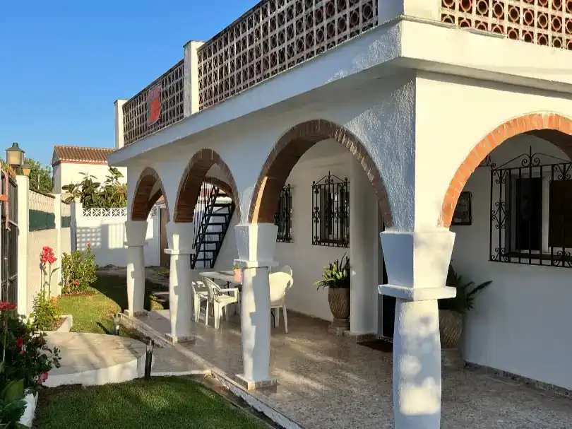 Vista exterior de Casa o xalet en venda en Marbella amb Aire condicionat