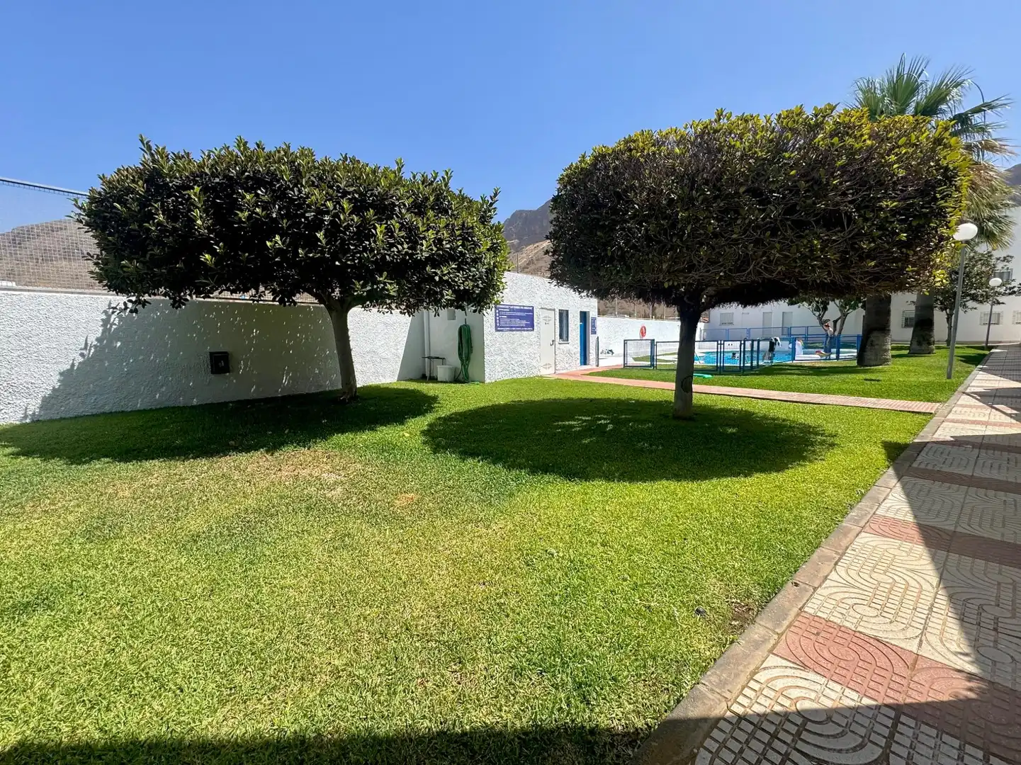 Vista exterior de Casa adosada en venda en Roquetas de Mar amb Terrassa i Piscina comunitària