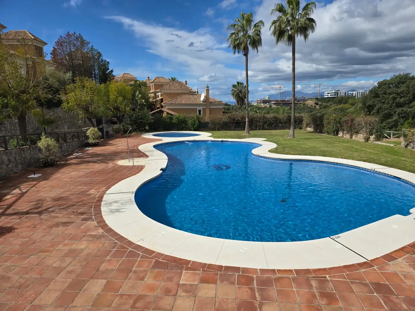 Piscina de Casa adosada en venta en Marbella con Aire acondicionado, Jardín privado y Domótica
