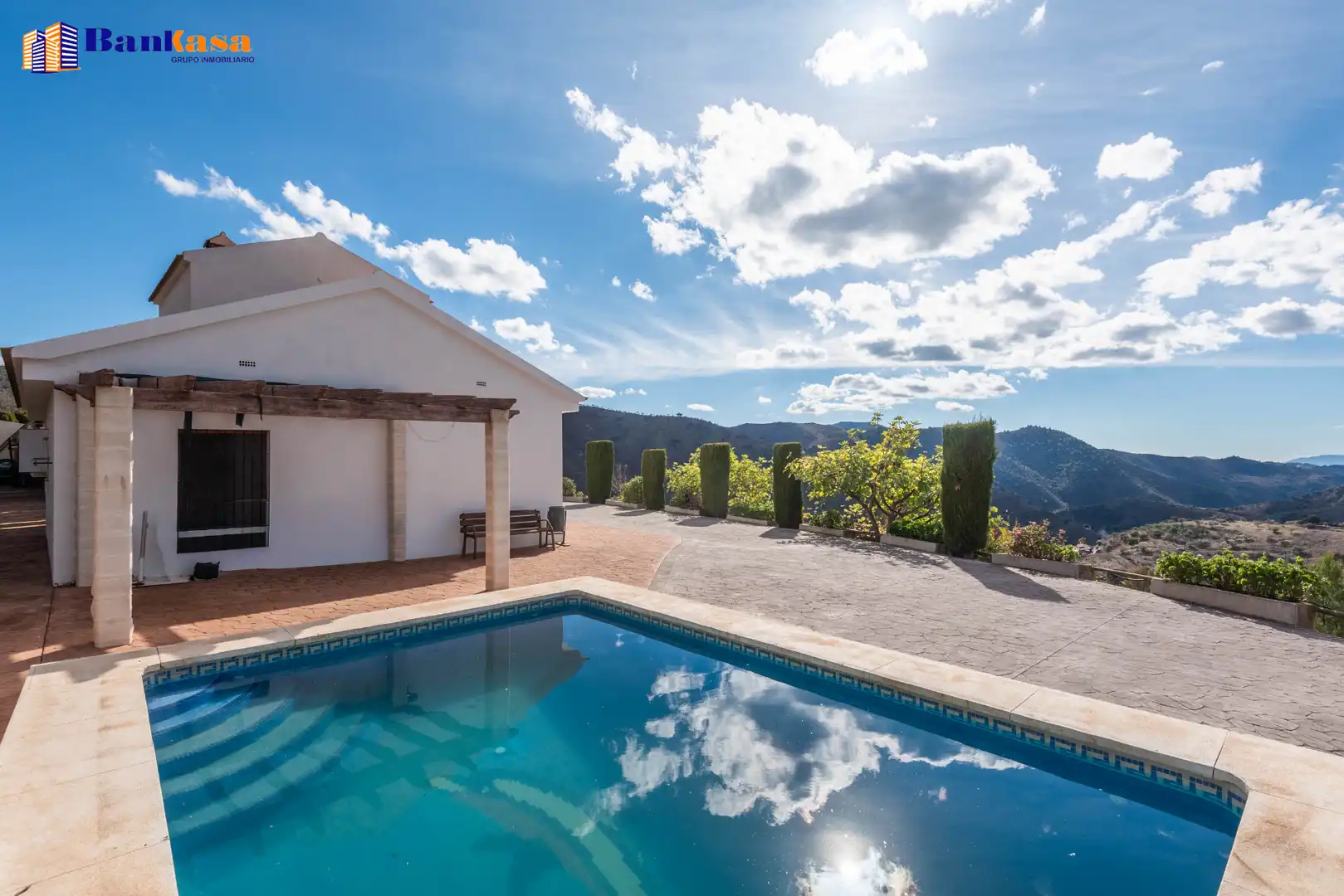 Vista exterior de Casa o chalet en venta en Casabermeja con Jardín privado, Piscina y Amueblado