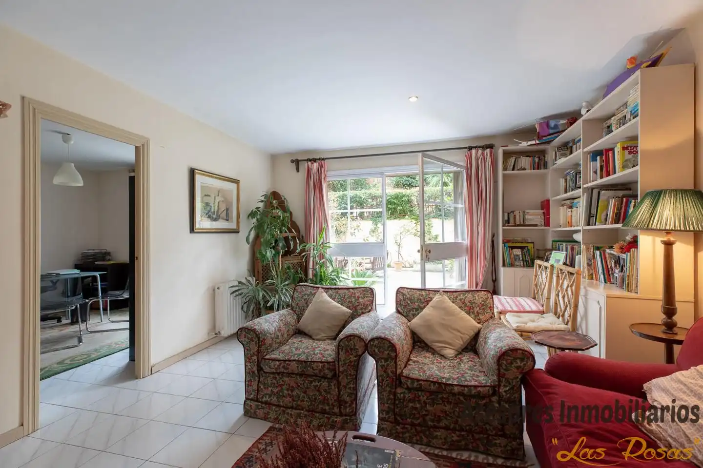 Wohnzimmer von Einfamilien-Reihenhaus zum Verkauf in Madrid mit Klimaanlage, Heizung und Privatgarten