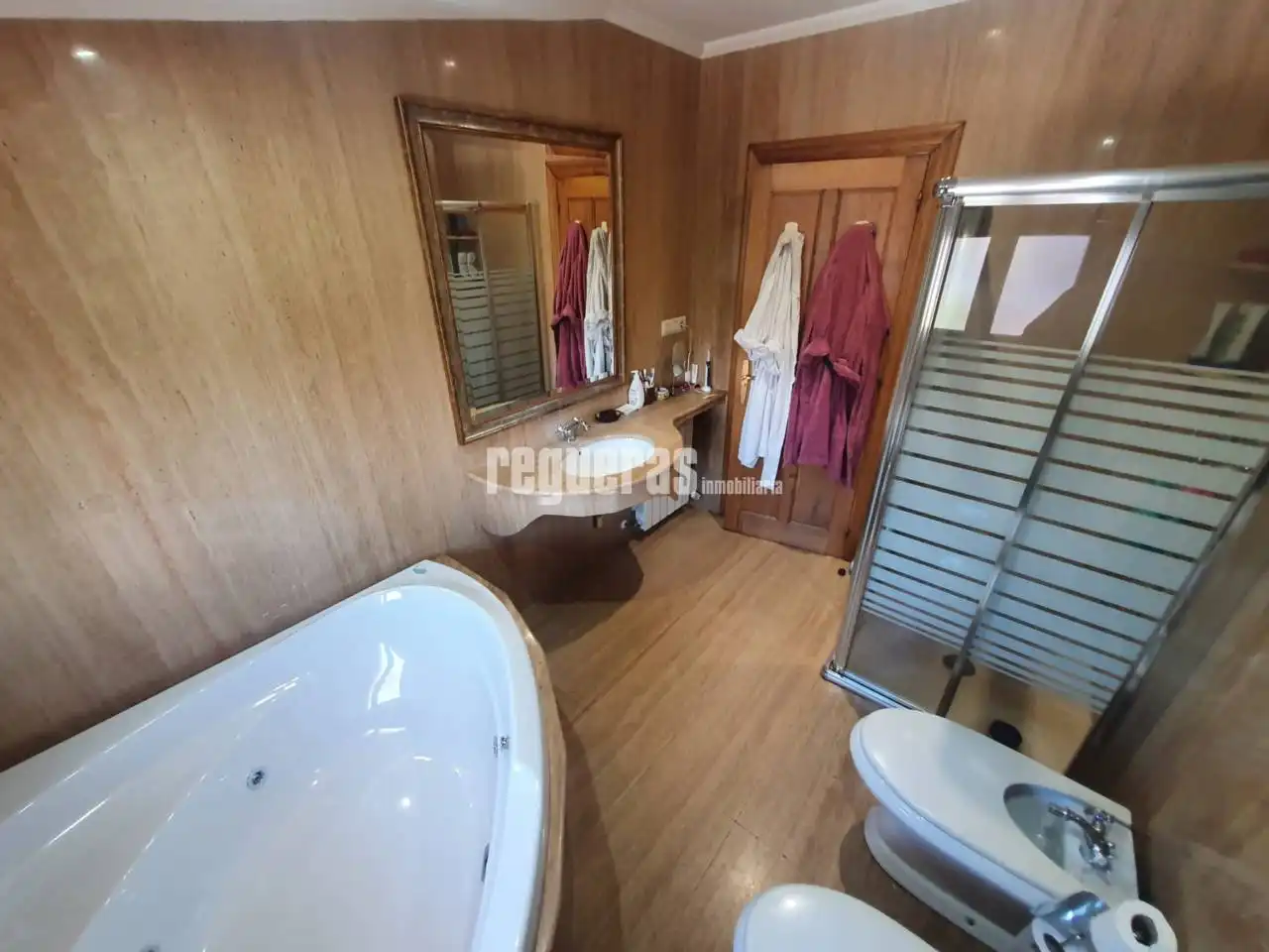 Baño de Casa o chalet en venta en Avilés con Calefacción, Parquet y Terraza
