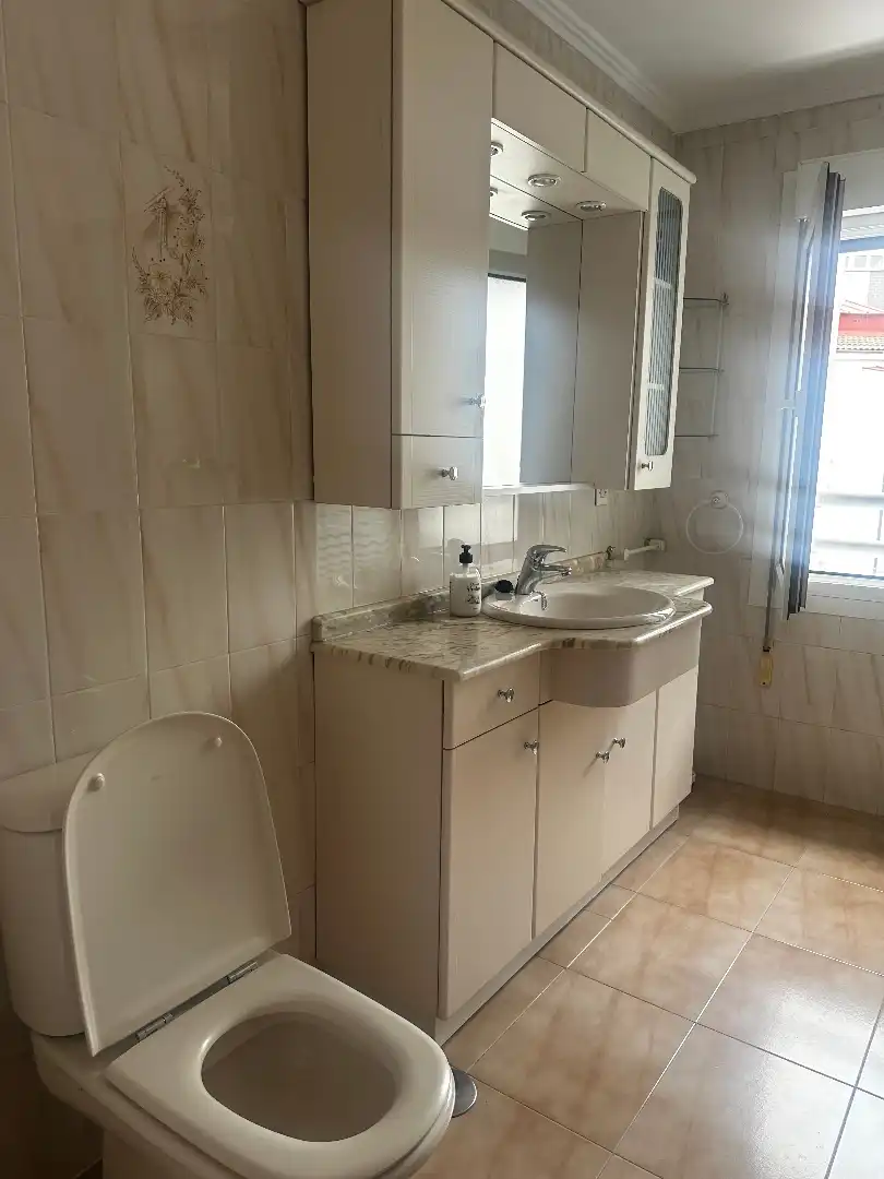 Bany de Pis en venda en Gijón  amb Calefacció, Moblat i Forn