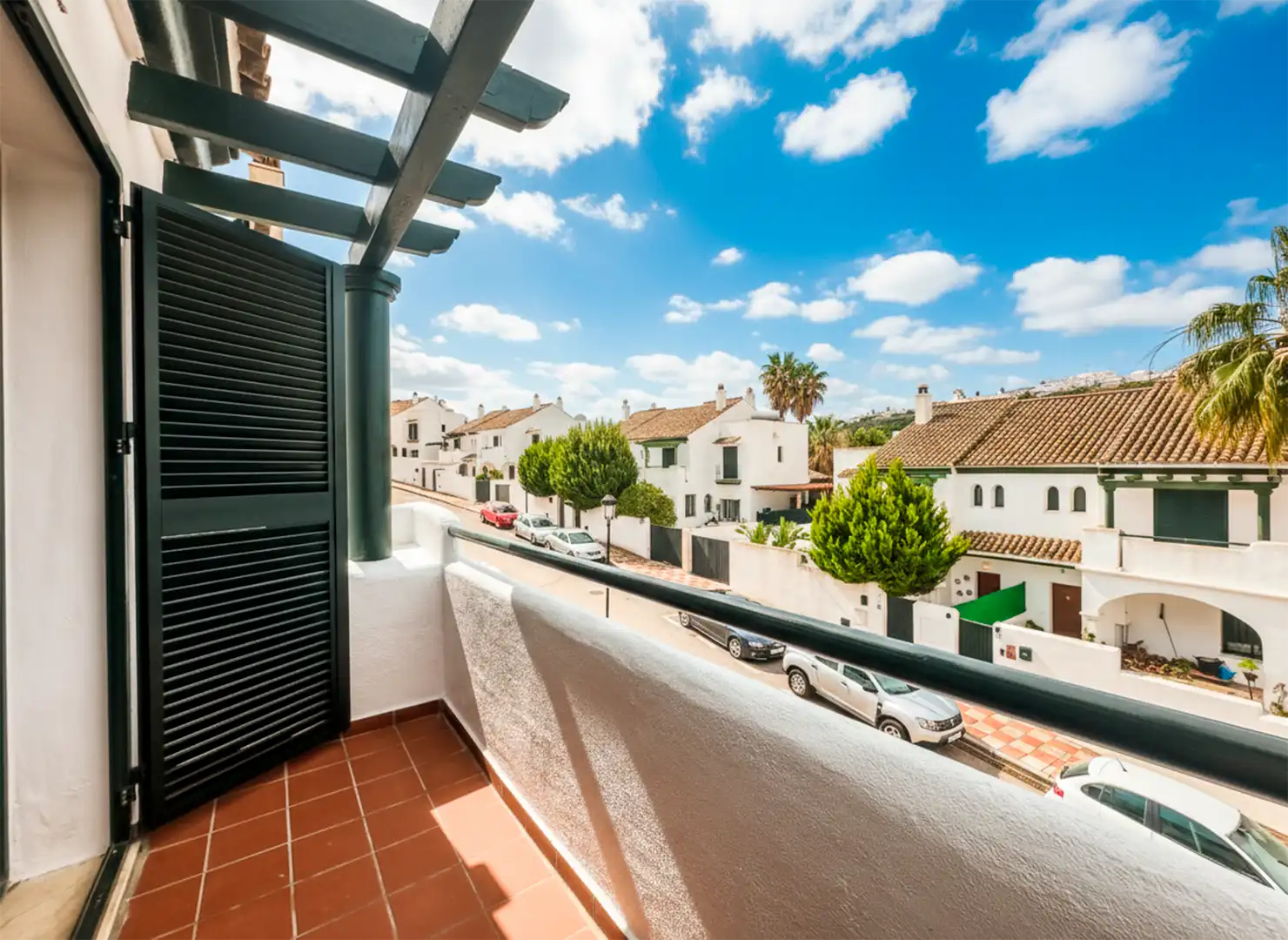 Außenansicht von Einfamilien-Reihenhaus zum Verkauf in Manilva mit Terrasse, Abstellraum und Schwimmbad