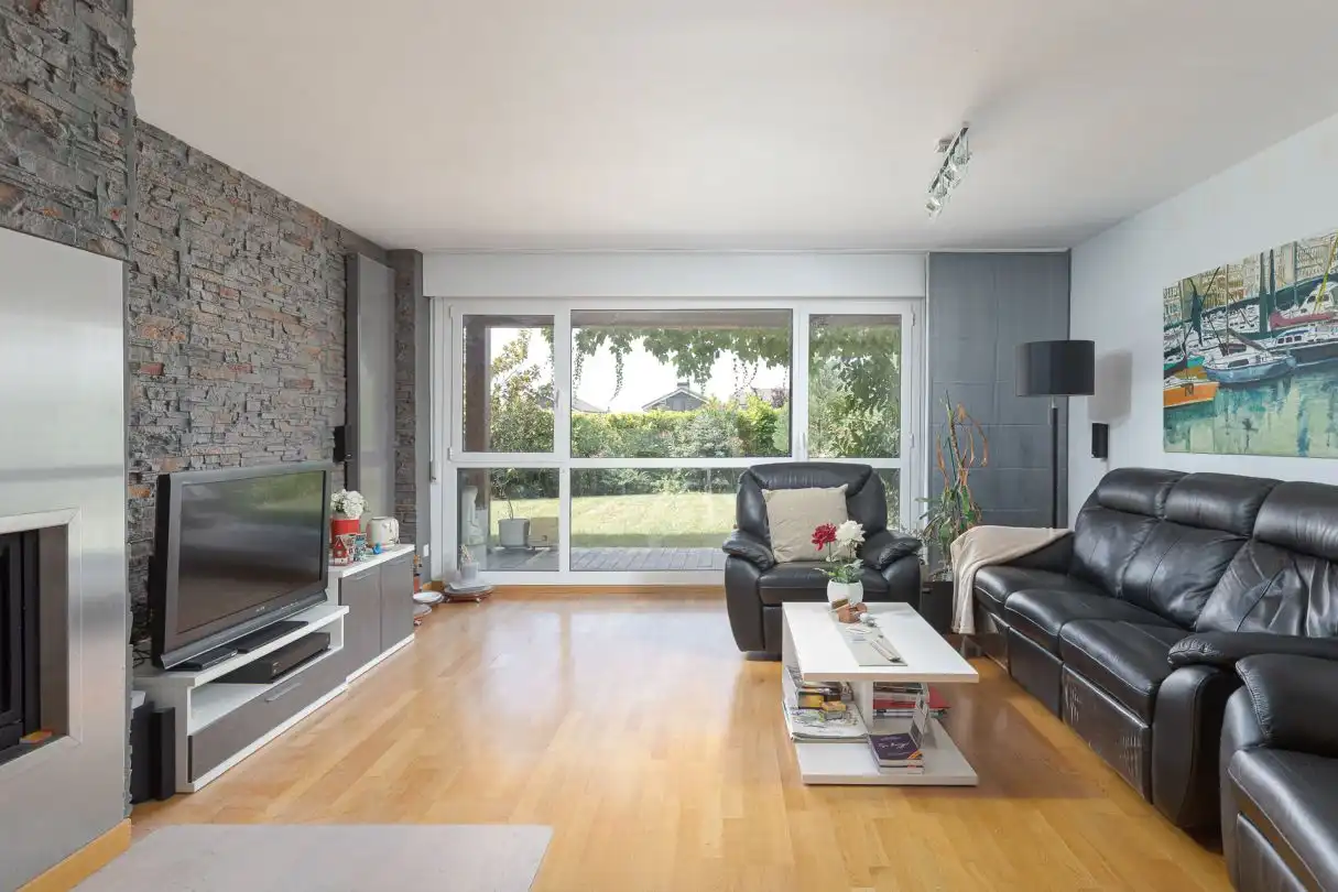 Wohnzimmer von Einfamilien-Reihenhaus zum Verkauf in Iza / Itza mit Heizung, Privatgarten und Terrasse