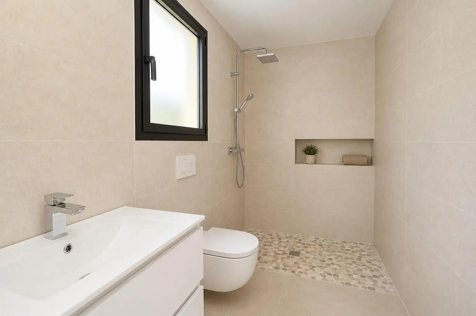 Baño de Finca rústica en venta en Muro con Aire acondicionado, Calefacción y Jardín privado