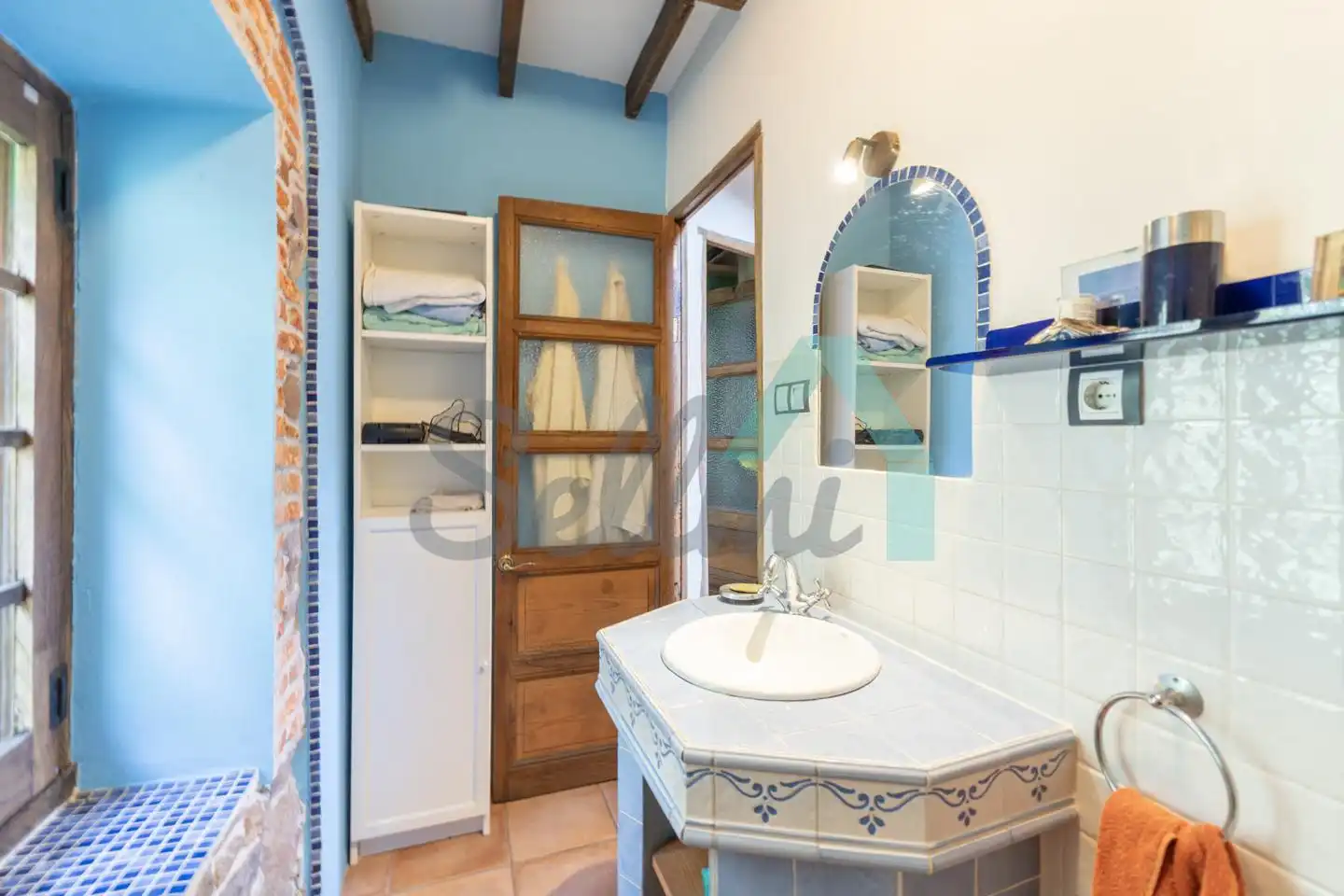 Badezimmer von Einfamilien-Reihenhaus zum Verkauf in Carreño mit Heizung, Privatgarten und Parkett