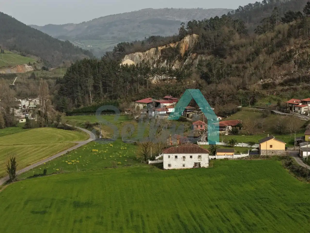 Casa o xalet en venda a Llamas, Salas