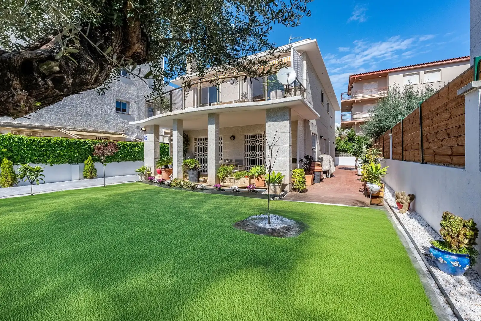 Vista exterior de Casa o xalet en venda en Cunit amb Aire condicionat, Calefacció i Jardí privat