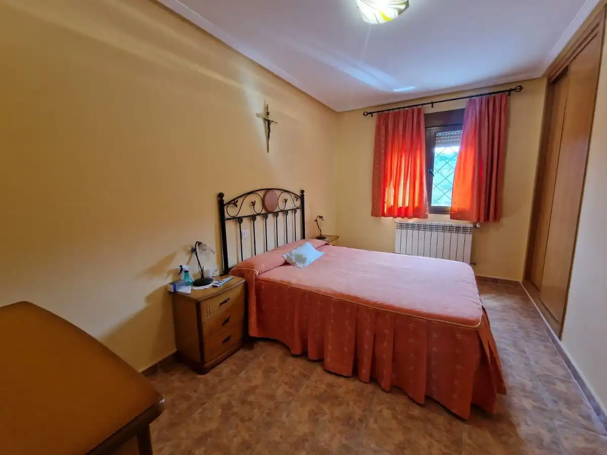 Dormitori de Casa o xalet en venda en Plasencia amb Aire condicionat, Jardí privat i Terrassa