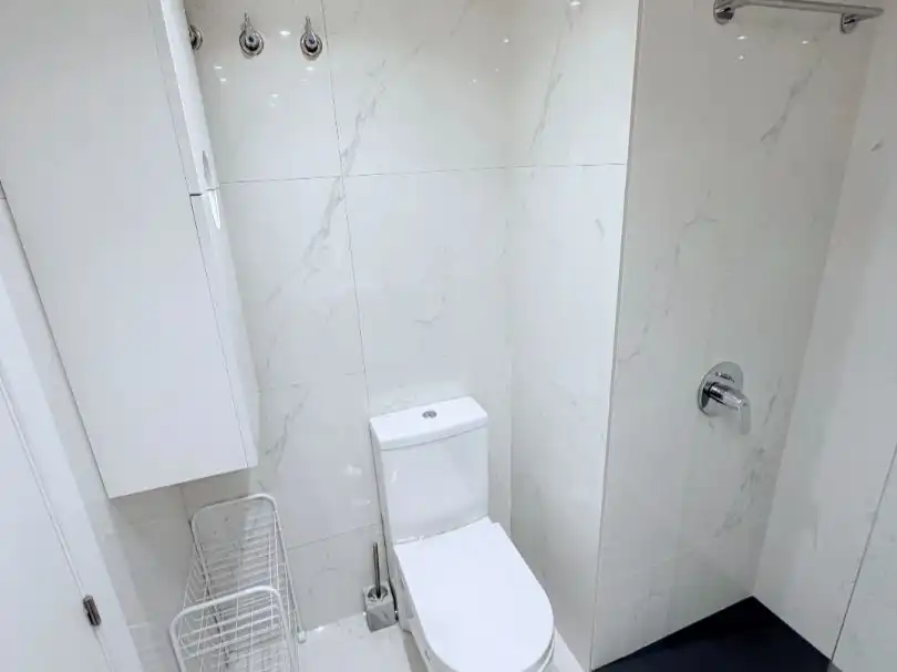 Bathroom of Flat for sale in Nueva Andalucía