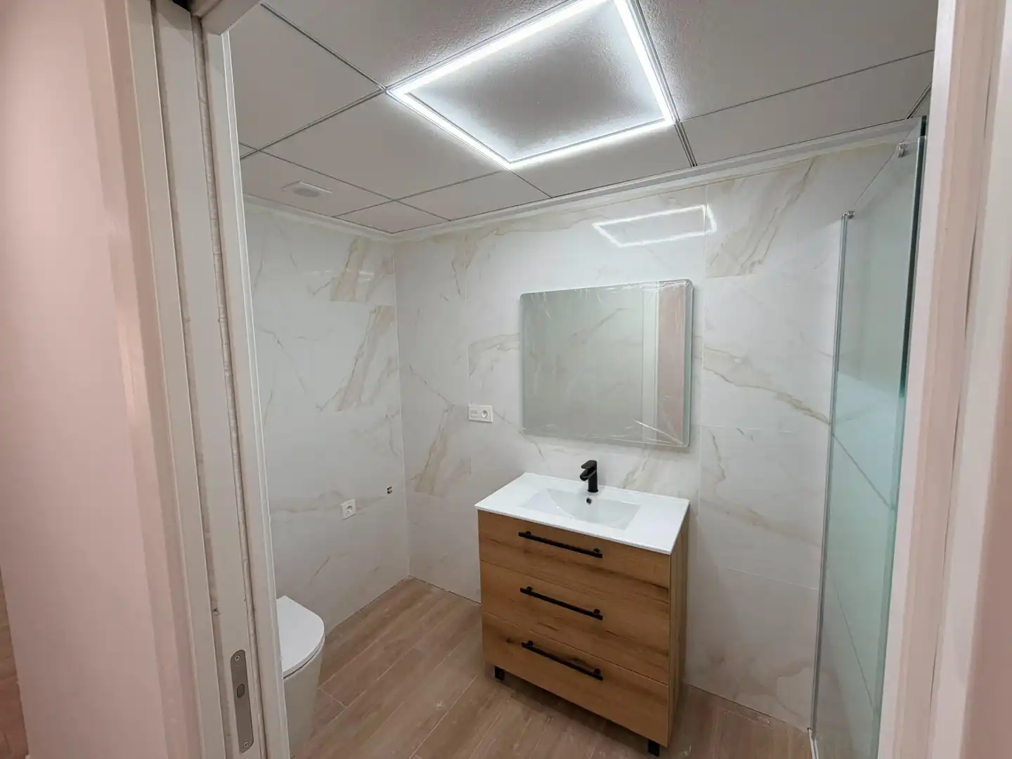 Badezimmer von Erdgeschoss zum Verkauf in Elche / Elx mit Klimaanlage