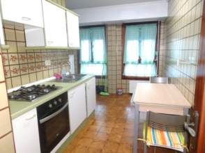 Cuina de Pis de lloguer en Gijón  amb Calefacció, Parquet i Moblat