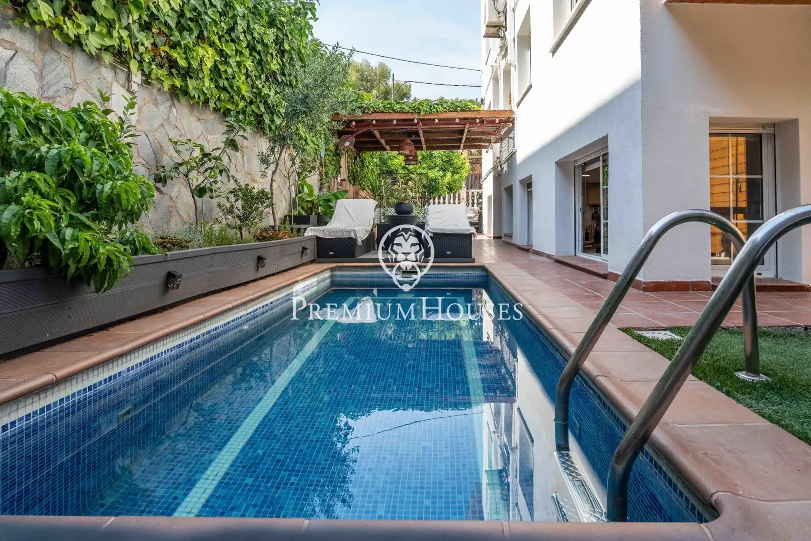 Piscina de Planta baja en venta en Sitges con Calefacción, Jardín privado y Terraza
