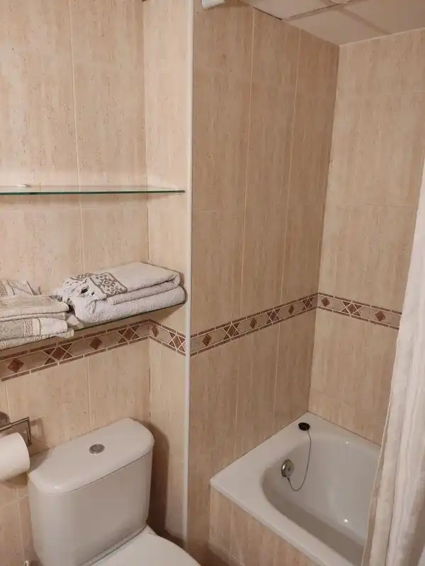 Badezimmer von Einfamilien-Reihenhaus zur Miete in Granada mit Klimaanlage, Privatgarten und Möbliert