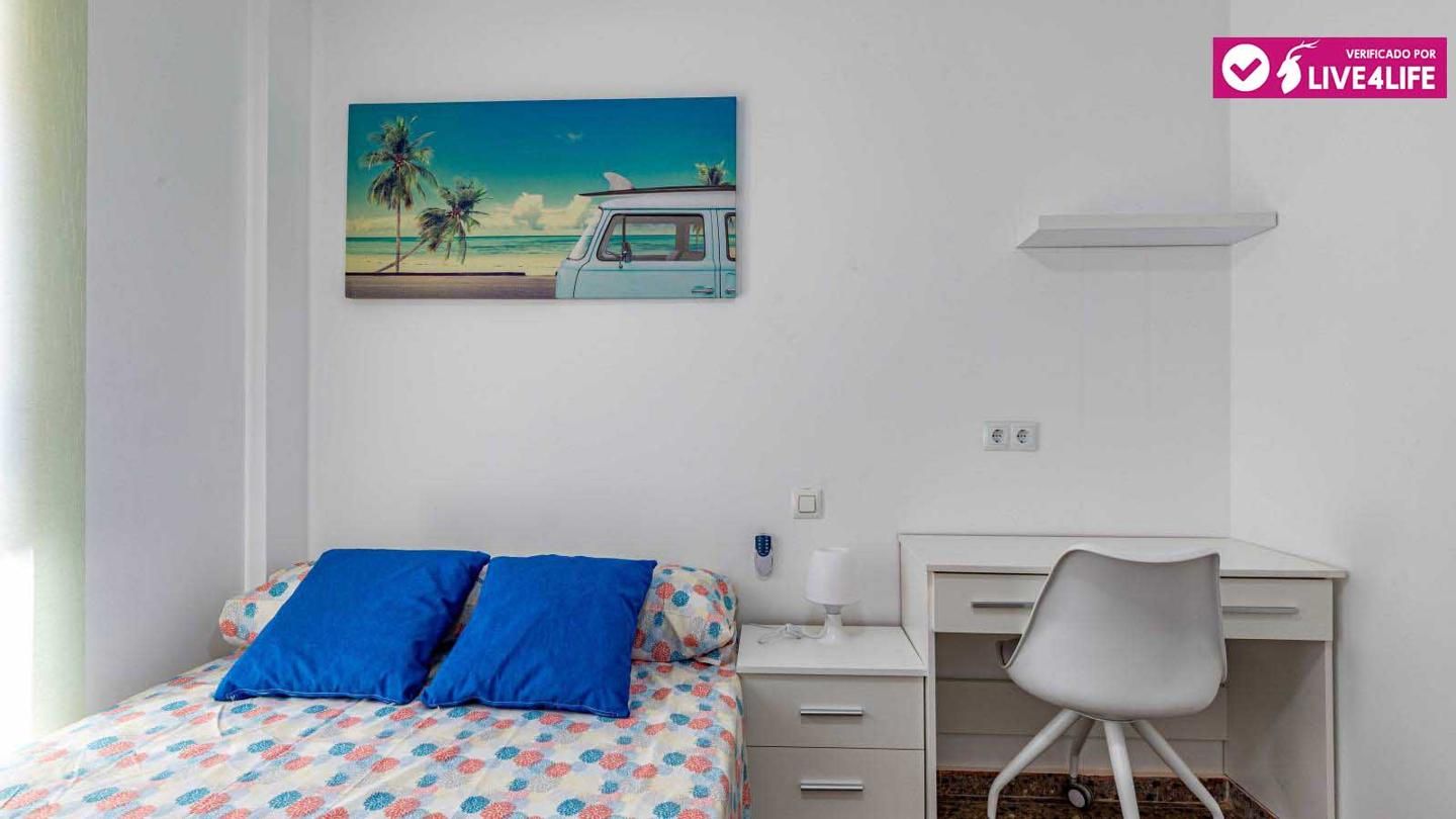 Flat to share in Carrer de Pere Cabanes, Torrefiel