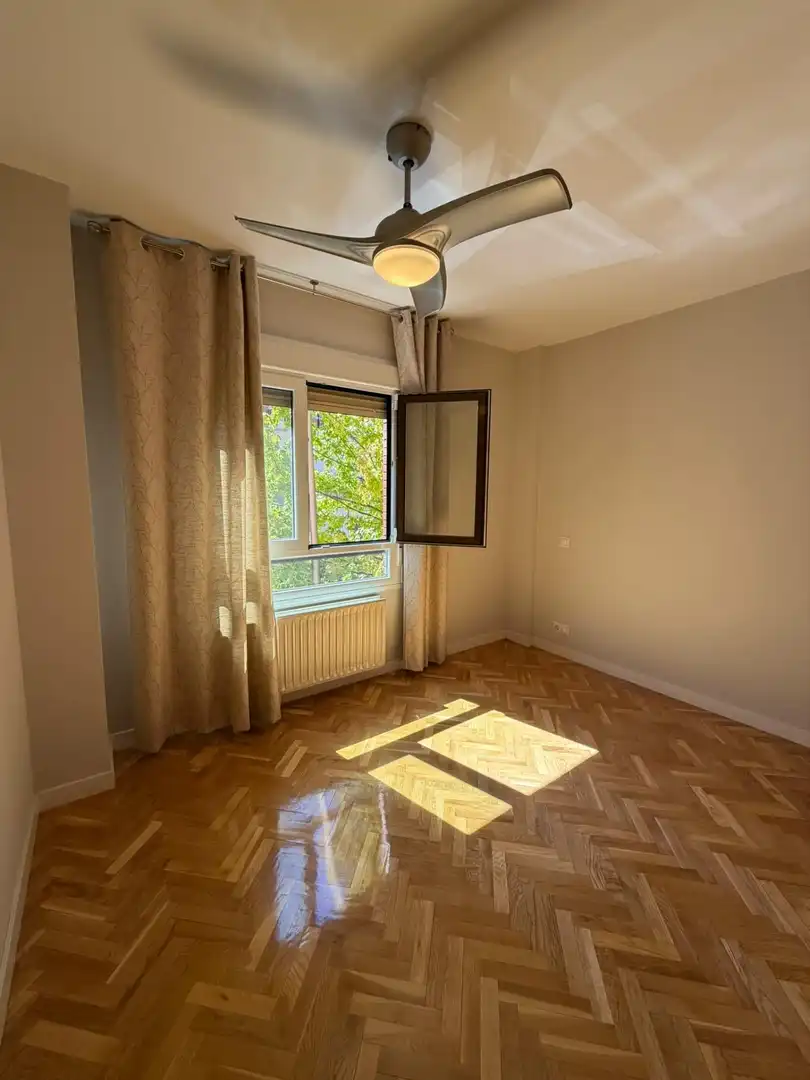 Schlafzimmer von Wohnung zur Miete in Madrid mit Heizung, Privatgarten und Parkett