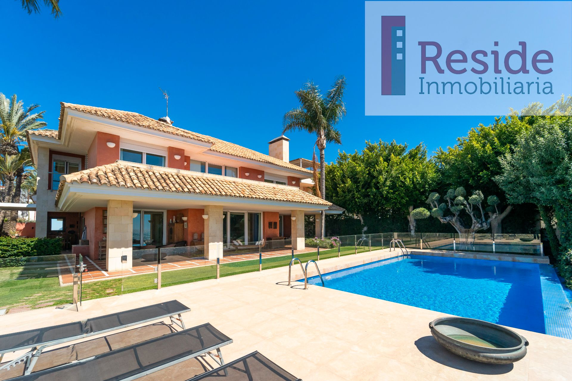 Vista exterior de Casa o xalet en venda en Alicante / Alacant amb Aire condicionat, Calefacció i Jardí privat