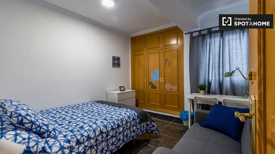 Schlafzimmer von Wohnung zur Miete in Valencia mit Klimaanlage, Heizung und Möbliert