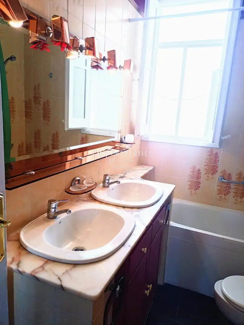 Bathroom of Flat for rent in Valencia  with Air Conditioner, Heating and Terrace