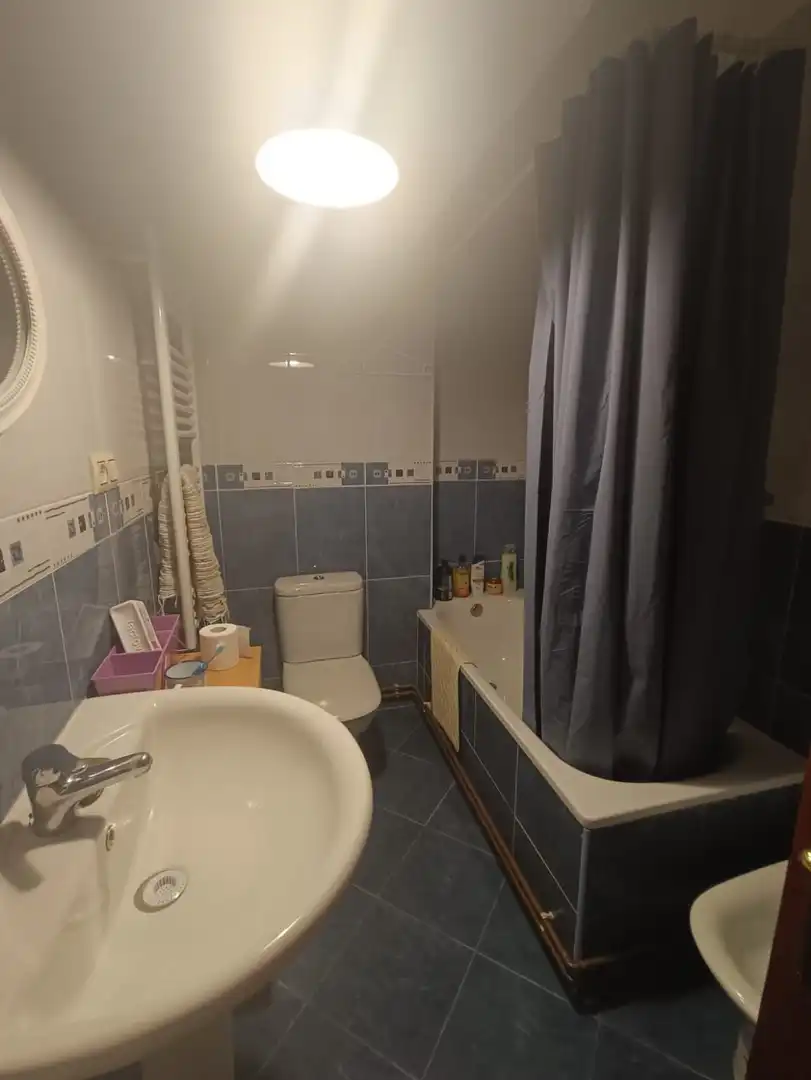 Baño de Piso de alquiler en A Coruña Capital  con Calefacción y Amueblado