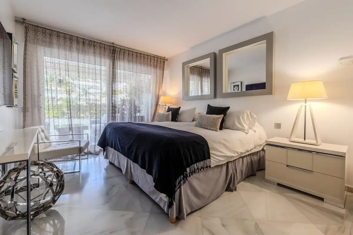Schlafzimmer von Erdgeschoss zum Verkauf in Marbella mit Klimaanlage, Privatgarten und Terrasse