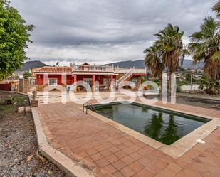 Vista exterior de Casa o xalet en venda en Motril amb Aire condicionat i Piscina