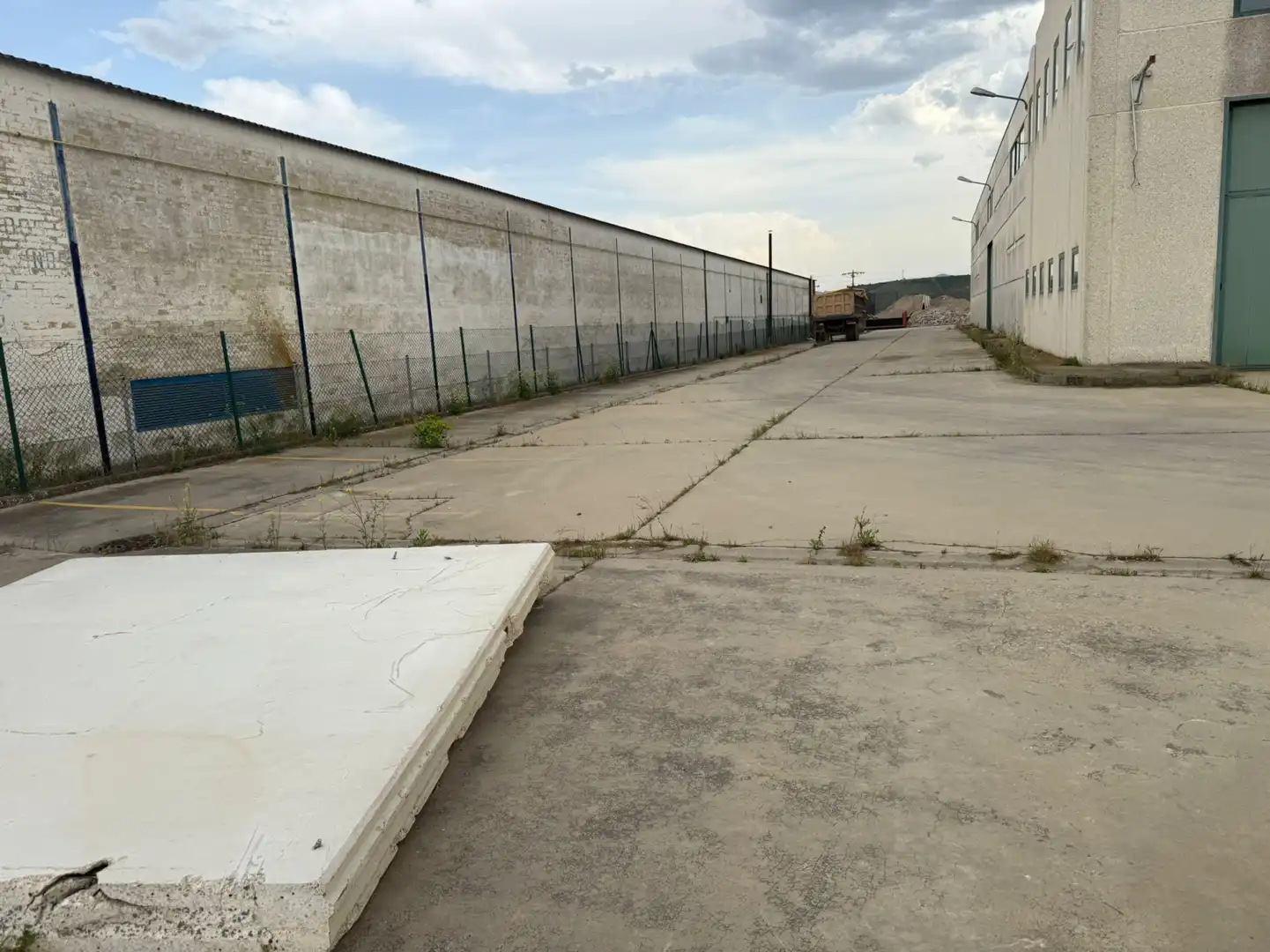 Vista exterior de Nau industrial de lloguer en Viana