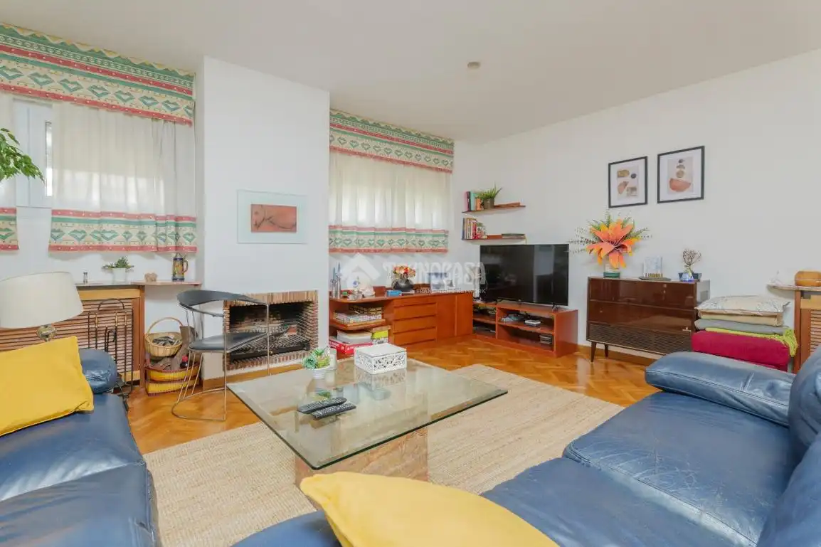 Sala d'estar de Casa adosada en venda en Tres Cantos amb Aire condicionat i Calefacció