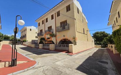 Vista exterior de Casa adosada en venda en Cunit amb Calefacció, Jardí privat i Terrassa