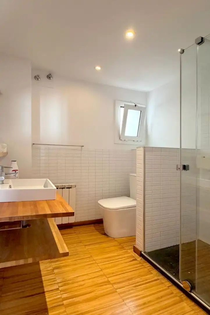 Badezimmer von Wohnung zum Verkauf in Barcelona mit Klimaanlage, Heizung und Terrasse