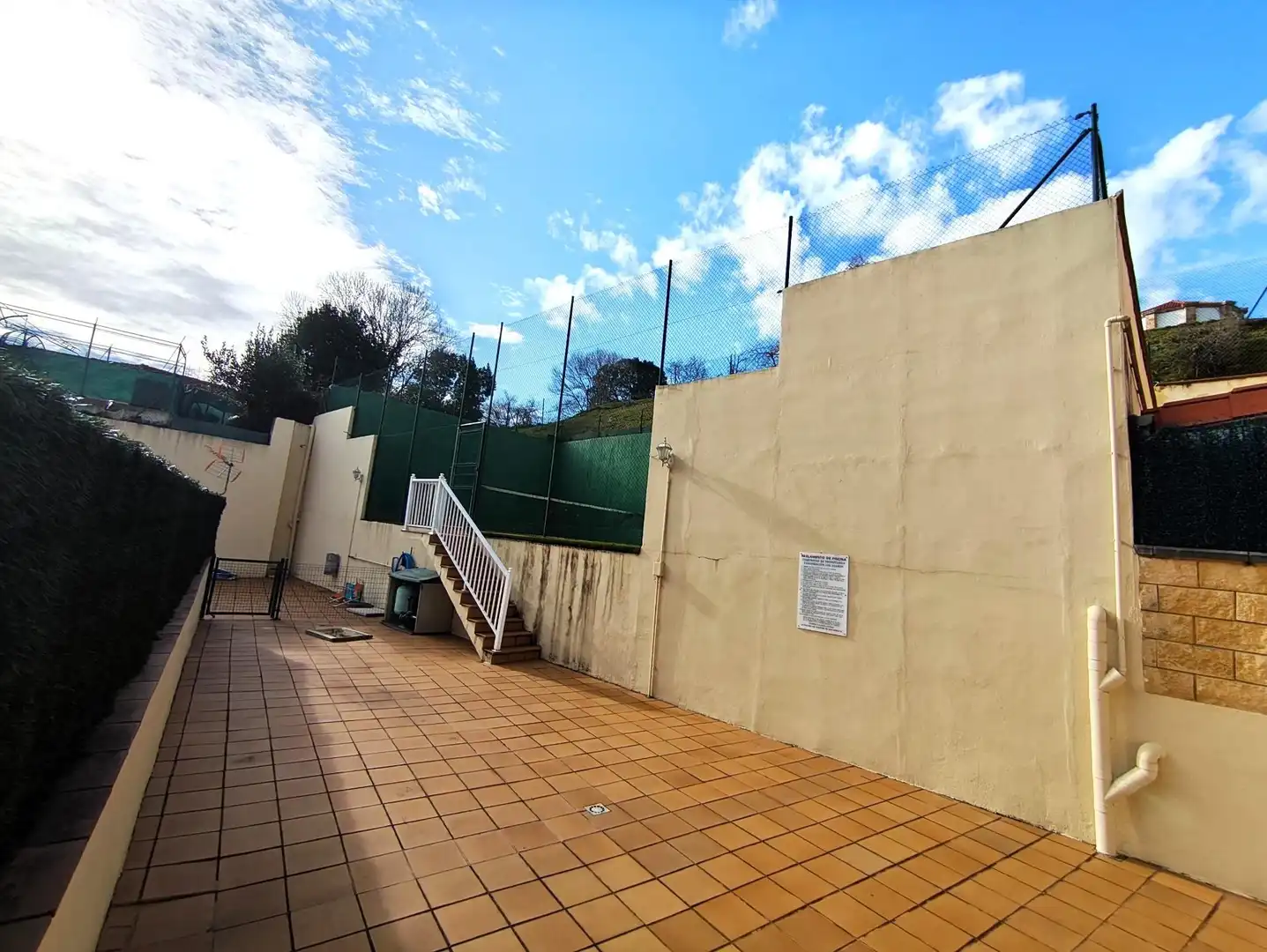 Vista exterior de Casa adosada en venta en Medio Cudeyo con Calefacción, Jardín privado y Terraza