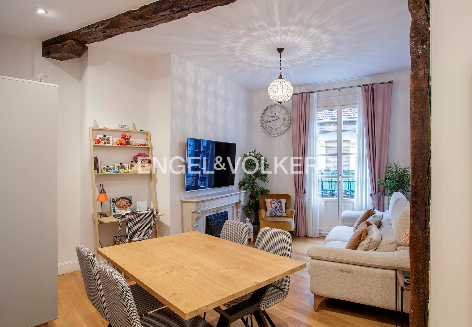 Sala d'estar de Apartament de lloguer en Bilbao  amb Calefacció, Moblat i Balcó
