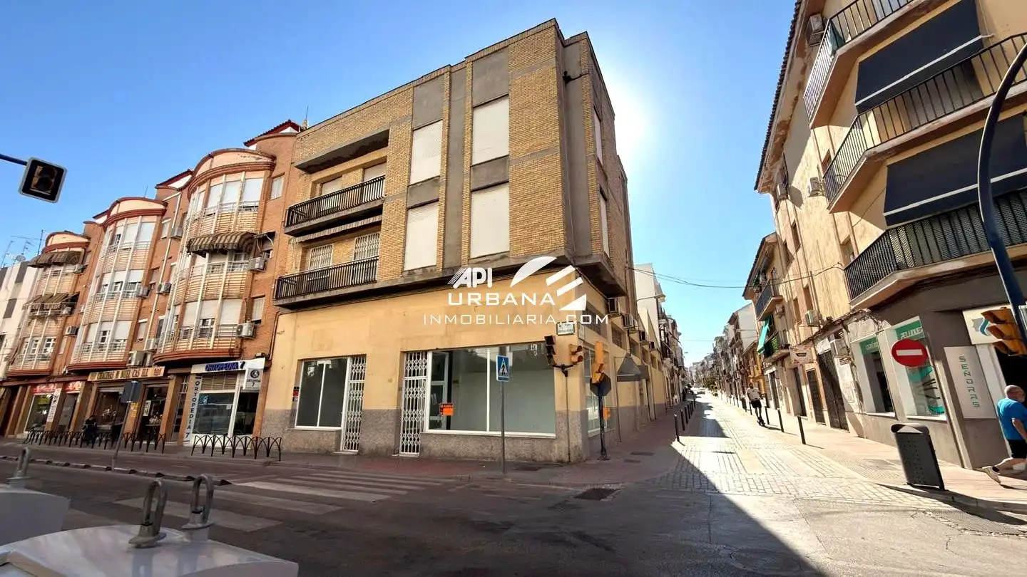 Vista exterior de Local de lloguer en Lucena amb Aire condicionat