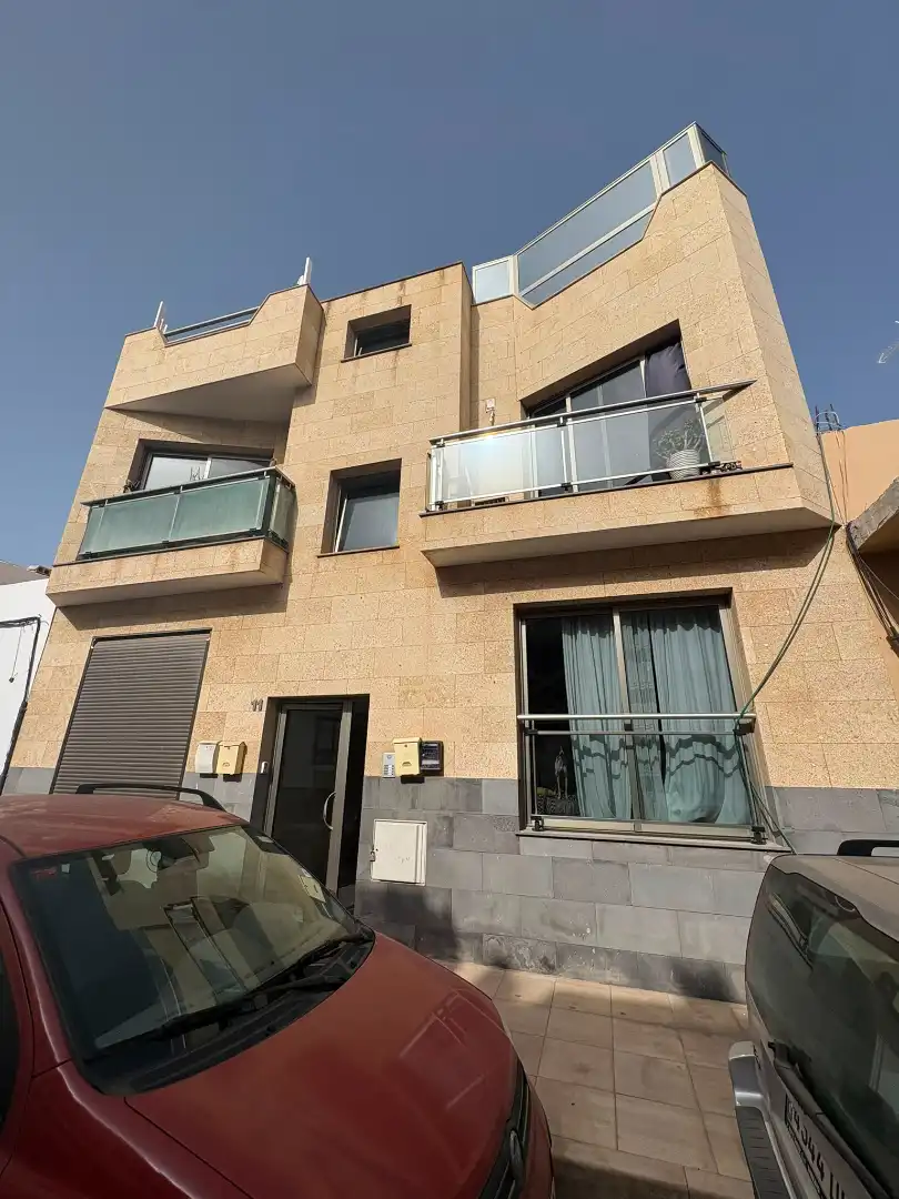 Vista exterior de Pis en venda en La Oliva amb Aire condicionat, Parquet i Terrassa