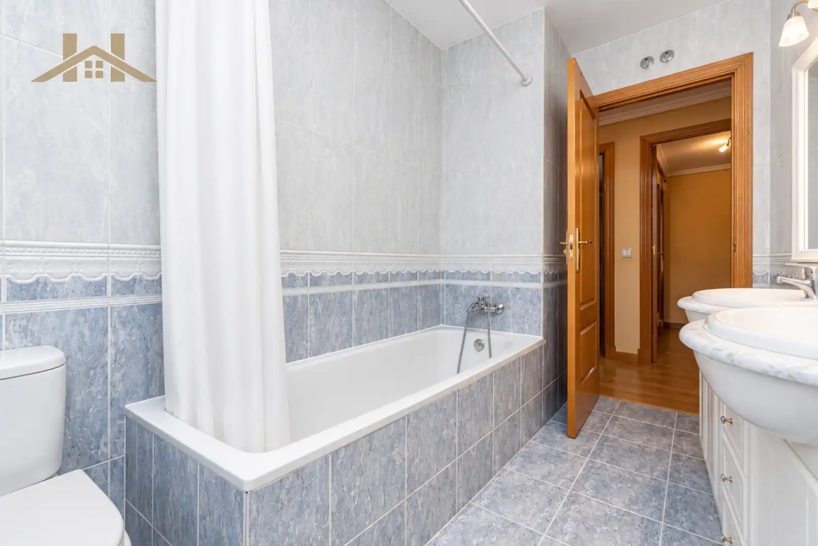 Baño de Casa adosada en venta en Majadahonda con Aire acondicionado, Calefacción y Jardín privado
