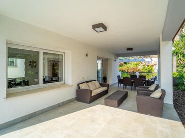 Casa amb piscina en venda a Avenida los Cortijos