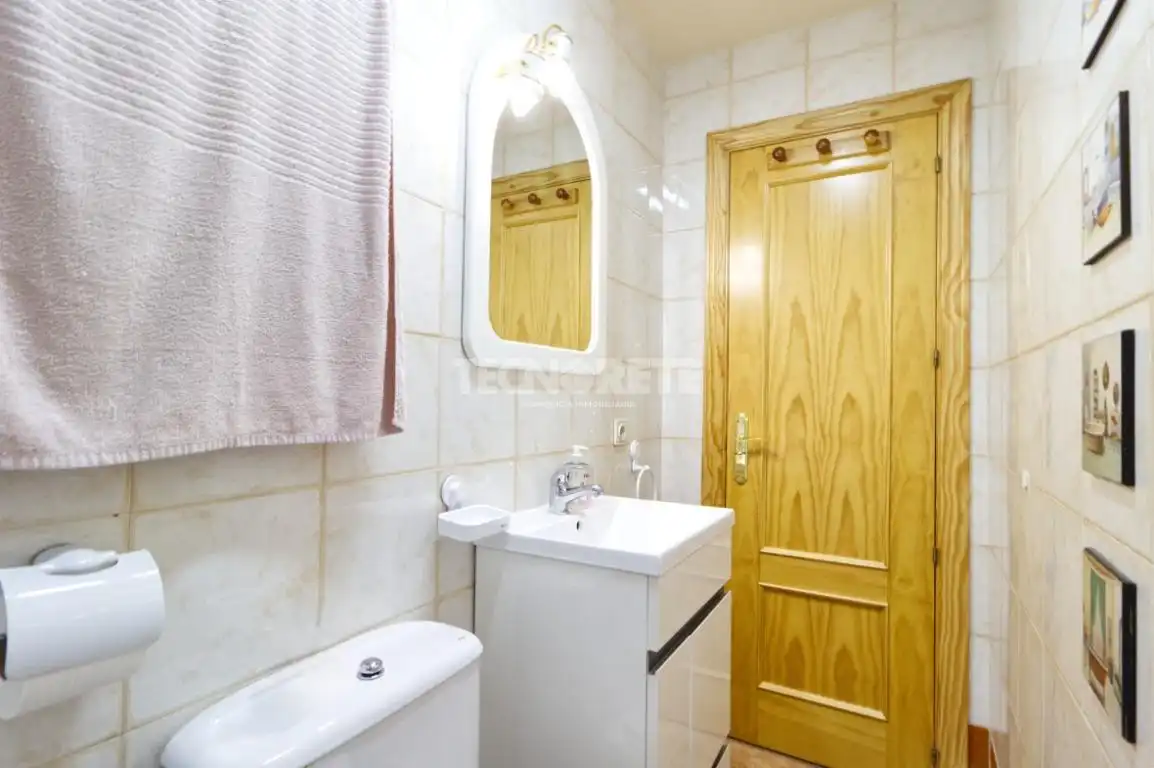Badezimmer von Einfamilien-Reihenhaus zum Verkauf in Toledo mit Klimaanlage, Heizung und Privatgarten