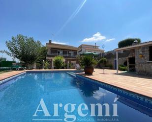 Vista exterior de Casa o xalet en venda en Palau-solità i Plegamans amb Aire condicionat, Terrassa i Piscina