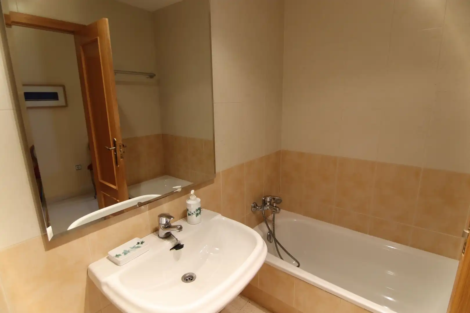 Baño de Piso en venta en Benidorm con Aire acondicionado, Terraza y Amueblado