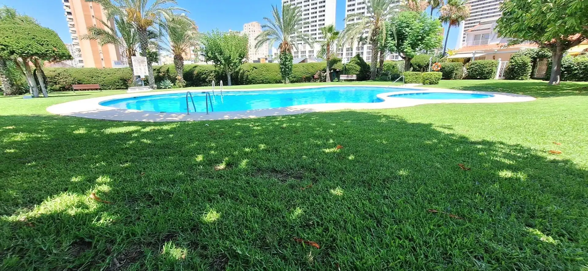 Schwimmbecken von Einfamilien-Reihenhaus zum Verkauf in Benidorm mit Klimaanlage, Privatgarten und Terrasse
