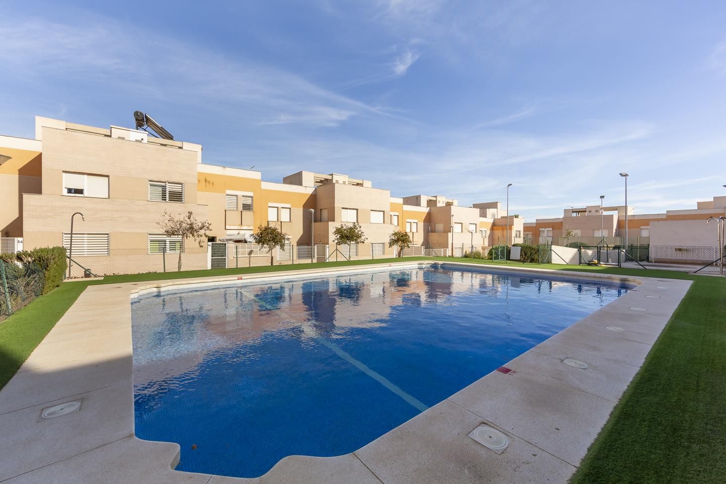 Piscina de Casa adosada en venda en  Almería Capital amb Terrassa i Piscina comunitària
